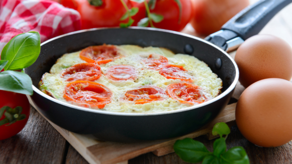 Omelett med mozzarellasallad